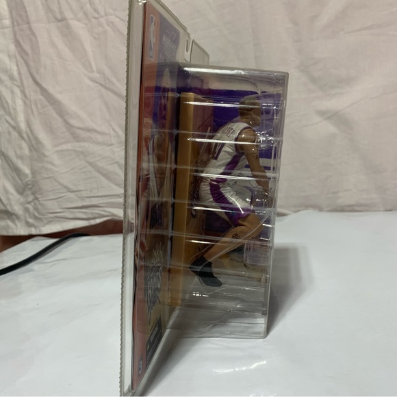 McFarlane Sportspicks: NBA Series 3 Mike Bibby Action Figure - Picture 6 of 7